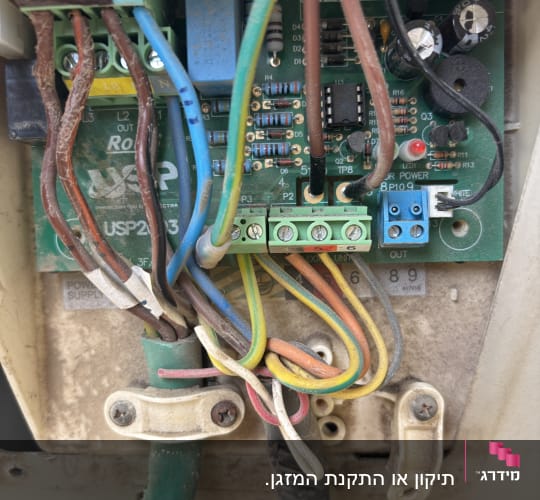 חוטי חשמל צבעוניים בלוח מעגלים מודפס